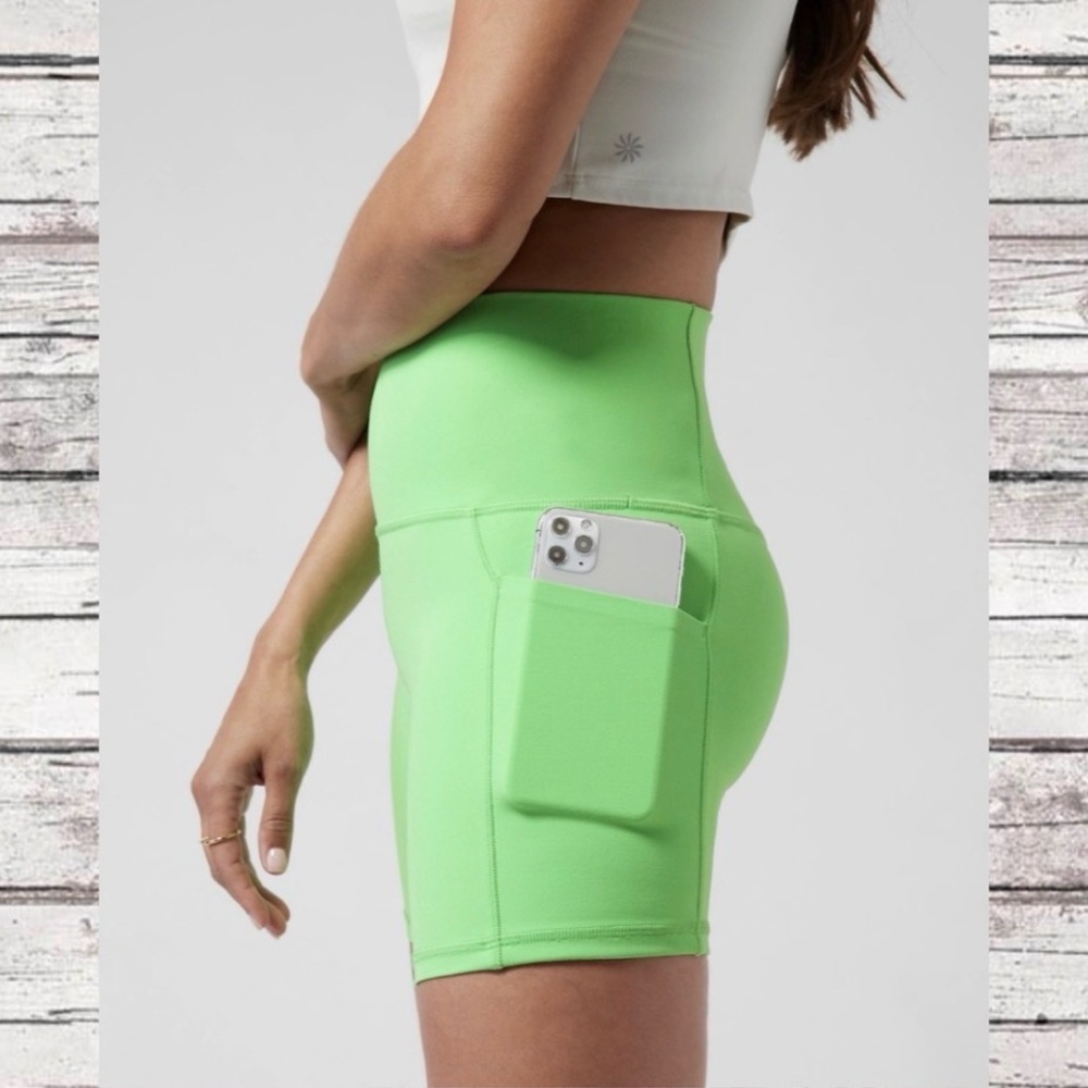 ATHLETA Salutation stash pocket II 5” short XL